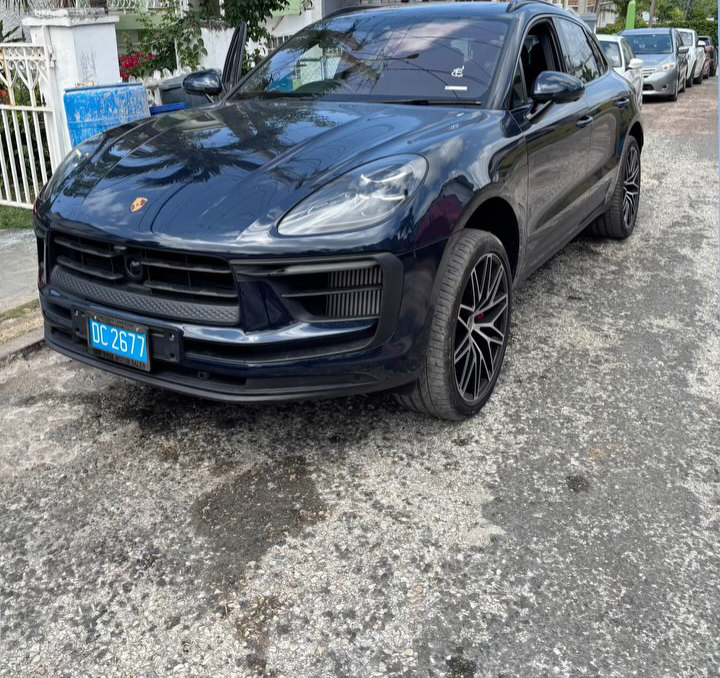 2023 Porsche Macan S — Servicing and maintenance